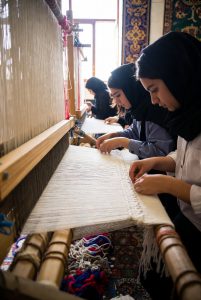 فرش دستباف ایران؛ نقش نسل جدید زنان در حفظ این میراث