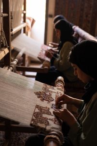 فرش دستباف ایران؛ نقش نسل جدید زنان در حفظ این میراث