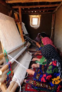 اشتغال زنان روستایی؛ احیای اقتصاد روستا با هنر قالی بافی