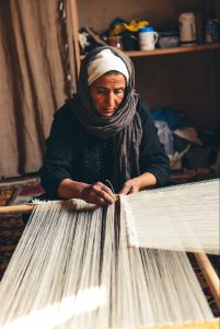 فرش دستباف زندگی زنان سرپرست خانوار را تغییر می‌دهد؟